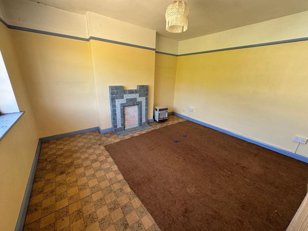 Lot: 8 - DETACHED FARMHOUSE FOR IMPROVEMENT - Bedroom 1